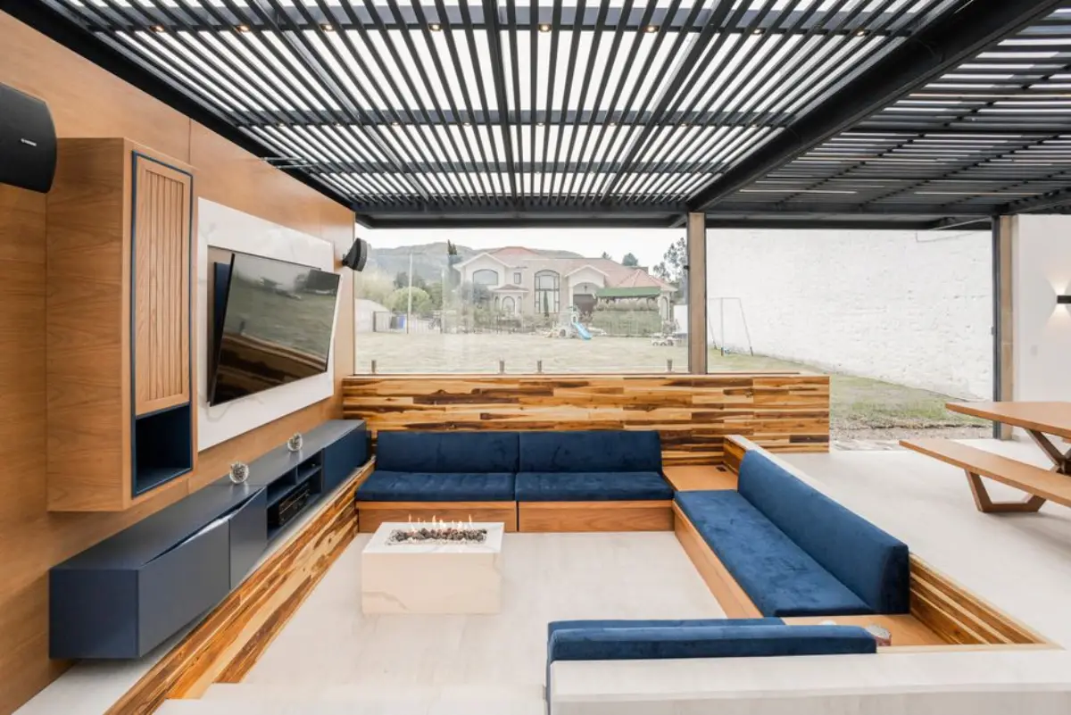 Bioklimatická pergola s natáčecími lamelami nad venkovním posezením